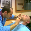 Manolo Ureña afeitando a nuestro amigo Jose